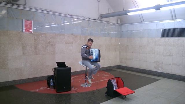 Парень классно играет на гармошке в переходе метро смотреть онлайн