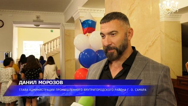 В Промышленном районе Самары поздравили выпускников-медалистов