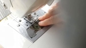 Как вставить шпульку в машинку с горизонтальным челноком.