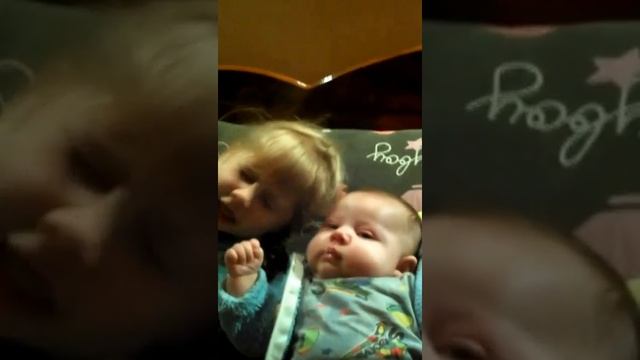 Дети чихают. Смотреть - смеяться! смотреть онлайн