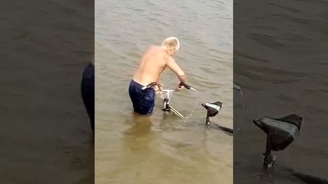 Пацан заехал на велике в реку,реальный ржач:):):) смотреть онлайн
