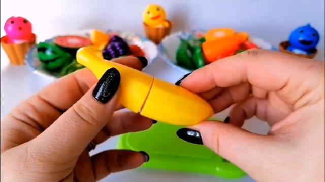 Режем овощи и фрукты на липучках с Акулятами и СОРТИРУЕМ. Видео про овощи и фрукты для детей смотреть онлайн