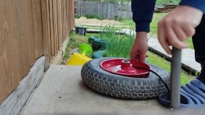 замена камеры и установка колеса на садовую тачку