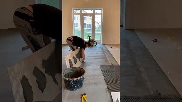 Укладка плитки керамогранит 1200X600 на пол. laying tiles on the floor. #shorts смотреть онлайн
