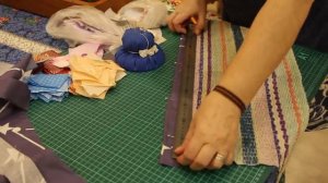 Прямоугольный коврик,шитый треугольниками.