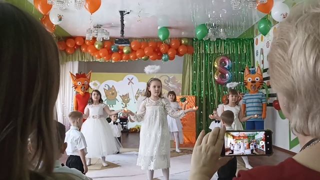 Красивый танец со свечами для мам."Ангелы".Подготовительная группа смотреть онлайн