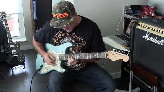 Fender Stratocaster Raucous Blues смотреть онлайн