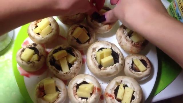 Запеченные грибочки с начинкой в Мультиварке. Вкусная и сочная закуска смотреть онлайн