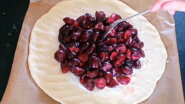 Пирог с черешней, или французская галета, можно использовать любые ягоды или фрукты. смотреть онлайн