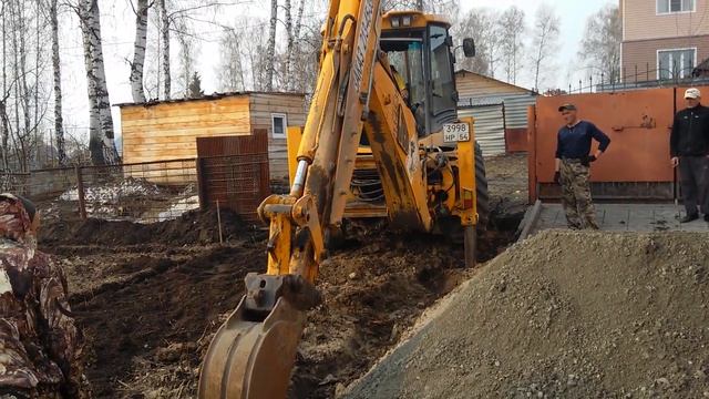 Траншея под фундамент . Своими руками и трактором . смотреть онлайн