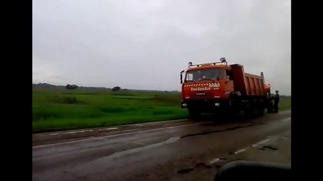 Морось и лужи не помешали дорожникам стелить асфальт