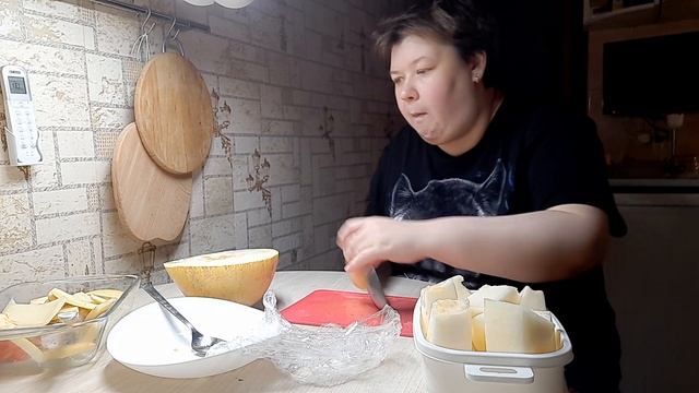 Какая же она вкусная ЕМ ДЫНЮ смотреть онлайн