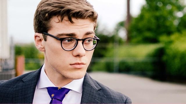 Когда они пришли, Вова уже проснулся.По взгляду друзей он понял, что приближается серьезный разгово смотреть онлайн