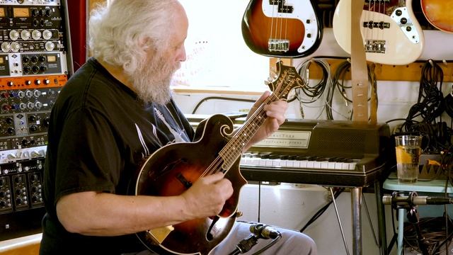 David Grisman Performs on "Vladimir" (1924 Gibson "Loar" H-5 Mandola) | Fretboard Journal смотреть онлайн