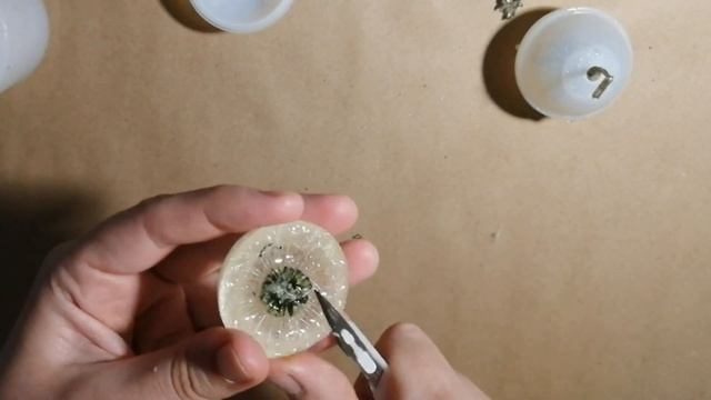 DIY /Одуванчики в эпоксидной смоле. Заливка сферы, брошь. #одуванчикивсмоле #эпоксиднаясмола смотреть онлайн