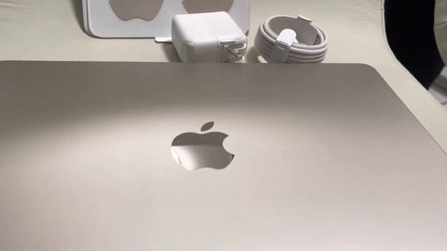 Unboxing ? MacBook Air M2 Starlight ? Out with the Old in with the New смотреть онлайн