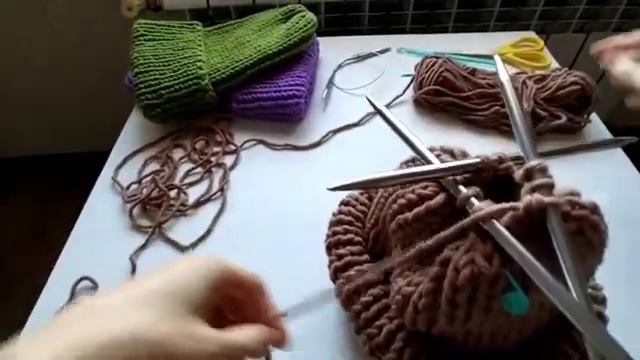 Связать шапку спицами. Часть 13. Вязание для начинающих. смотреть онлайн