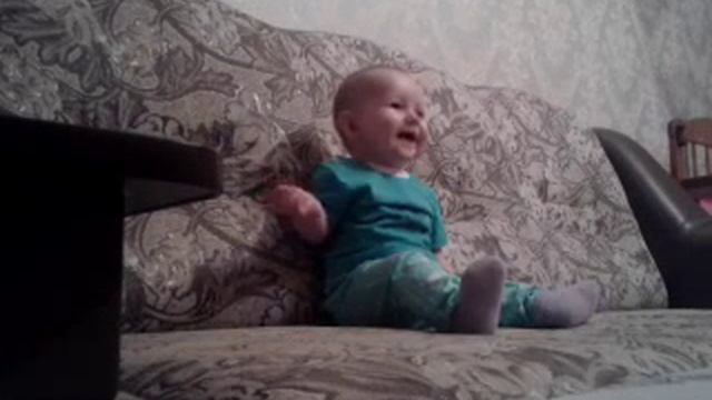 Ребенок смеётся над одеялом)) смотреть онлайн
