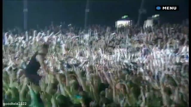 Macklemore Walks On The Crowd....Epic Crowd Surf! смотреть онлайн