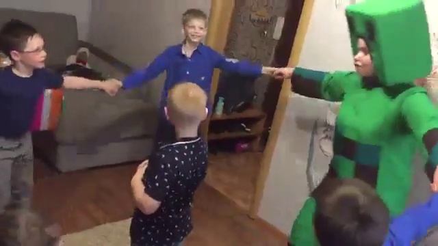 День Рождения в стиле Майнкрафт смотреть онлайн