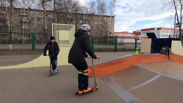 Трюки С ЗАКРЫТЫМИ ГЛАЗАМИ // SCOOTER CHALLENGE смотреть онлайн