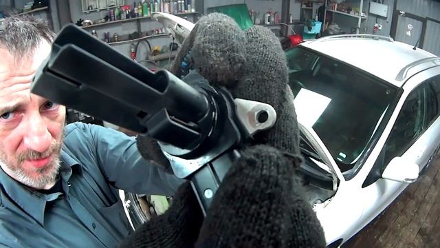 Чистим MAF sensor Toyota Fielder смотреть онлайн