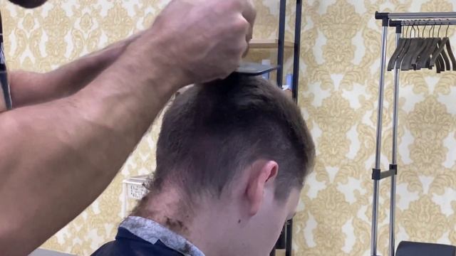 Мужская стрижка 462#haircut смотри как это делаеться
