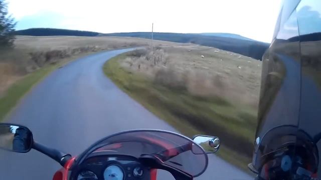 Honda VFR 750 & Suzuki TL1000S ride from Leadburn to Peebles смотреть онлайн