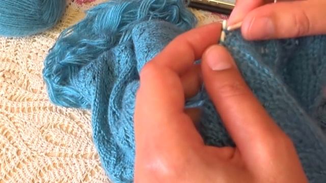 ажурный шарф спицами . Простой узор. смотреть онлайн