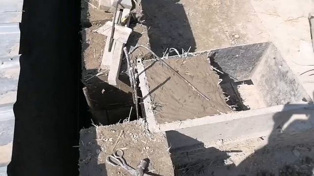 Rumah tanah liat tiga kamar tidur yang nyaman dan hangat." Комфортный и теплый дом с тремя сп смотреть онлайн