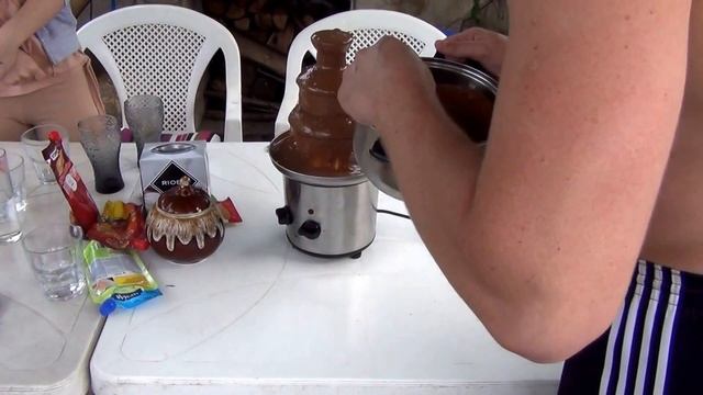 Mini Chocolate Fountain Fondue Machine.Шоколадный фонтан для дома и праздника. Тест драйв. смотреть онлайн