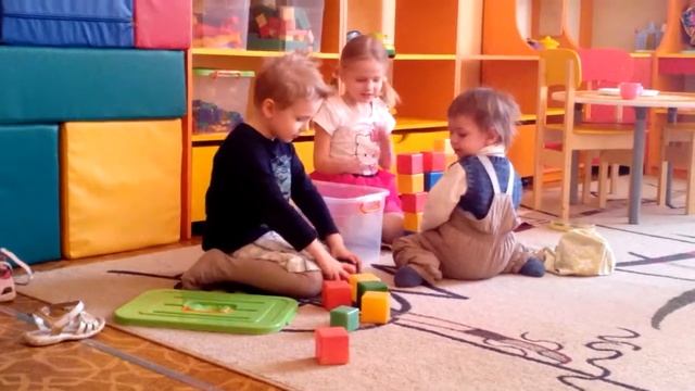 2 годовалый малыш учит старших,как играть надо смотреть онлайн