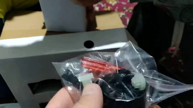 Семья на распаковки. Радиоуправляемая Машина модель 9115 из Китая смотреть онлайн