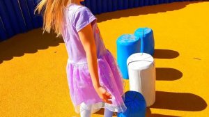 Эльвира и Райан НА ПЛОЩАДКЕ ИГРАЮТ В ПРЯТКИ С КОТЯТАМИ Ryan plays hide and seek at playground