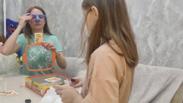 играем в игру " нарисуй носом" смотреть онлайн