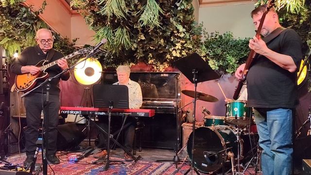 Мукуч Суджян исполняет блюз смотреть онлайн