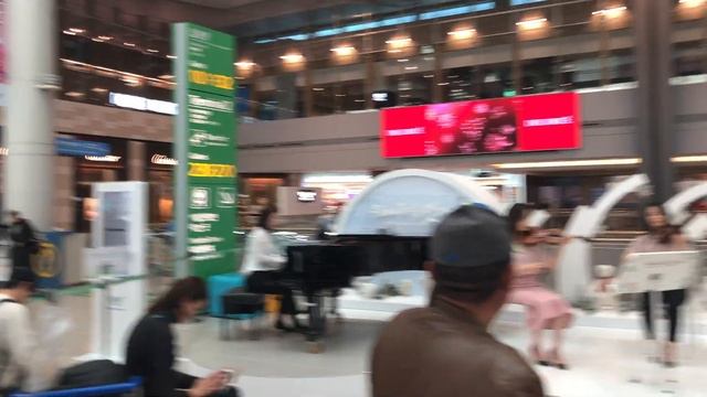 живая музыка в аэропорту Инчхон смотреть онлайн