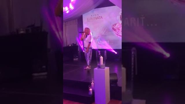 Dara Rolins na krste vône Luminata od Avon смотреть онлайн