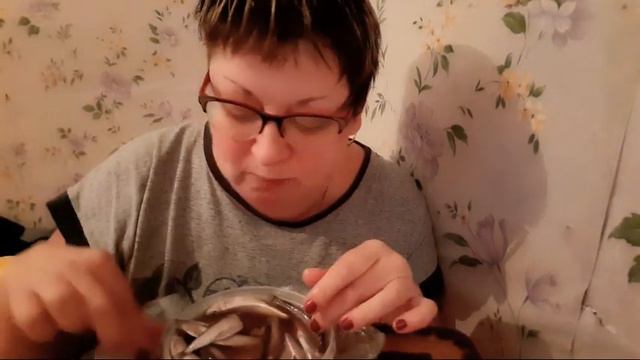 мукбанг/килька с луком /обжор и разговоры на камеру/Mukbang смотреть онлайн