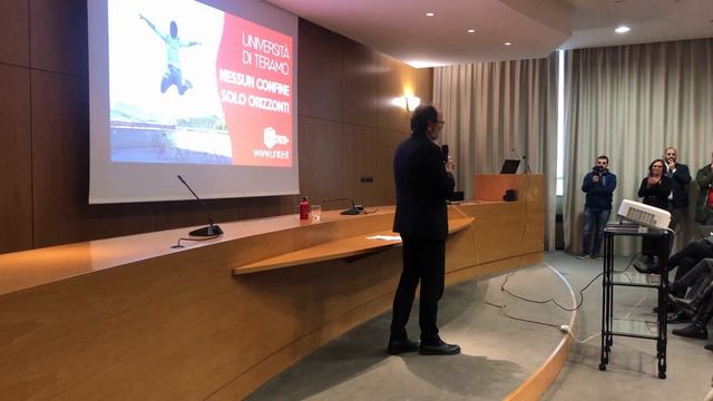 Teramo, Sergio Mattarella all'Università per l'inaugurazione del nuovo anno accademico смотреть онлайн