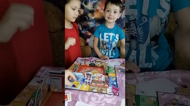 Монополия из магазина магнит. Играем первый раз, сильно не смейтесь)))) смотреть онлайн