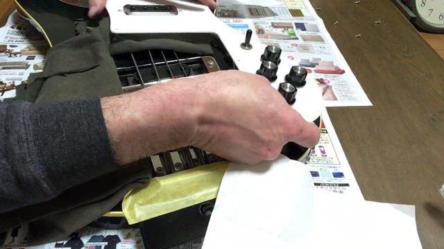 Rickenbacker 4001, Electronics cleaning. смотреть онлайн