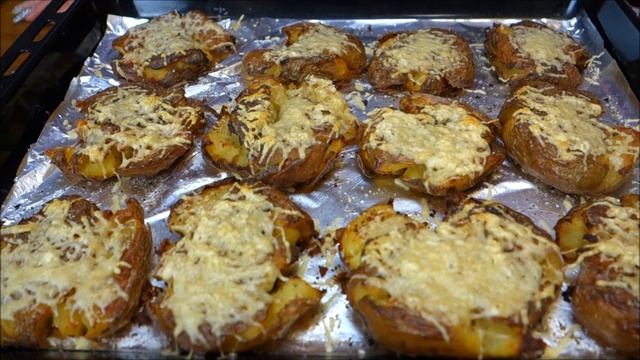Картошка по ДЕРЕВЕНСКИ в духовке НОВЫЙ рецепт (картофель запеченный) Готовить просто с Люсьеной смотреть онлайн