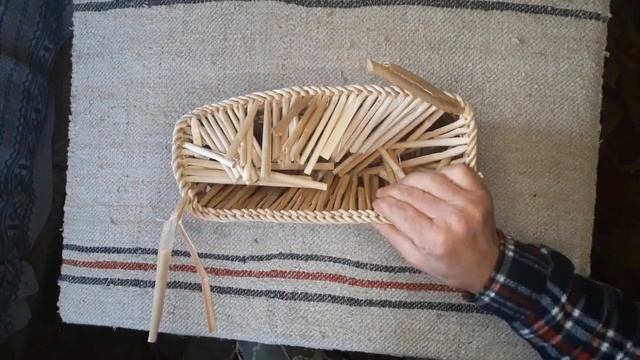 Корзинка вязанная из рогоза ч 3 загибка кромки и монтаж ручек