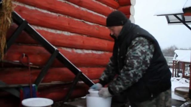 Старинная незамерзающая поилка для кур несушек. смотреть онлайн