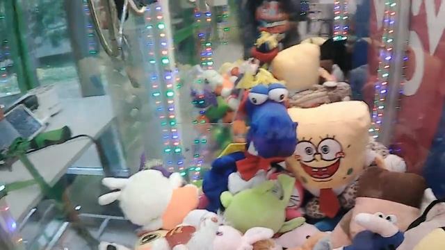 Борюсь за огромного быка в автомате-хватайке, но не послушный ребёнок мешает мне!!! смотреть онлайн