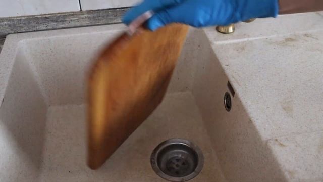 Подруга пристыдила меня за грязные разделочные доски и показала, как их почистить просто смотреть онлайн