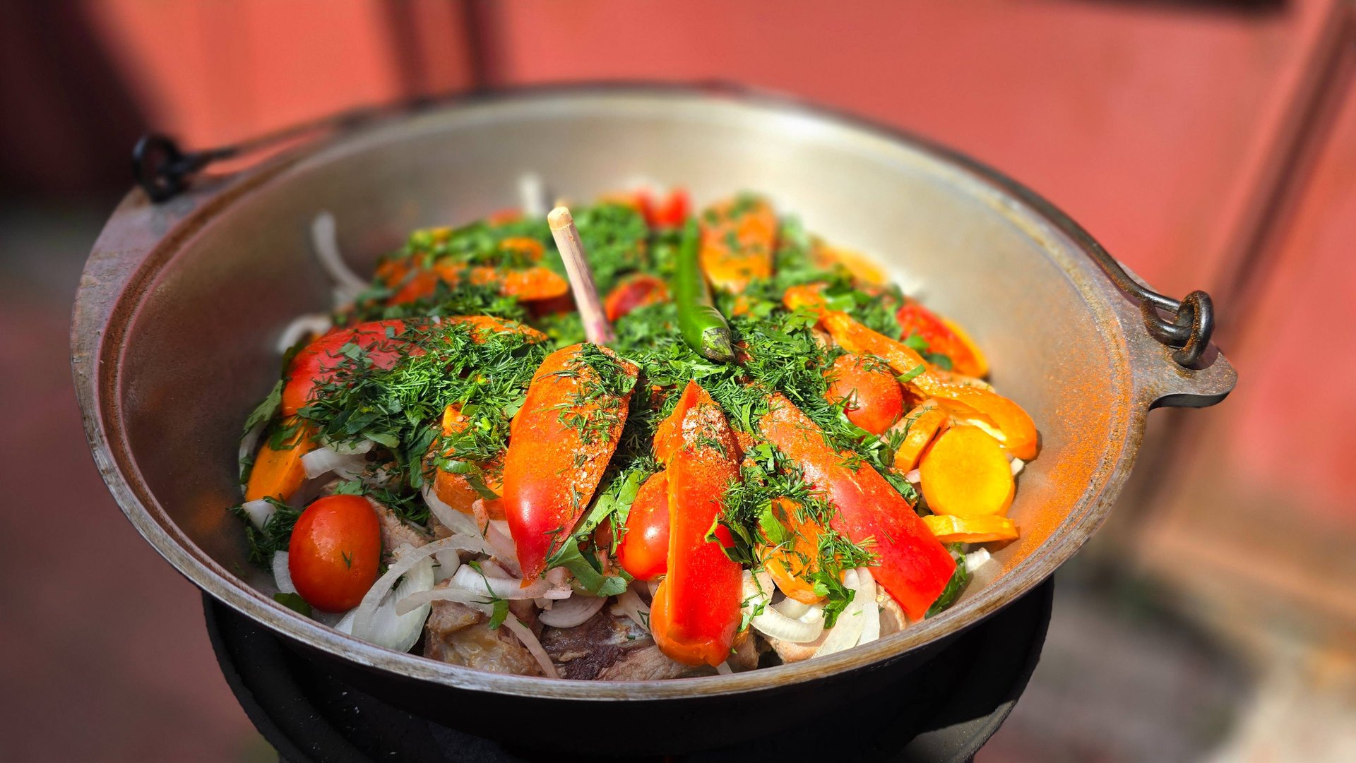 Свиные ребра с овощами в пиве. смотреть онлайн