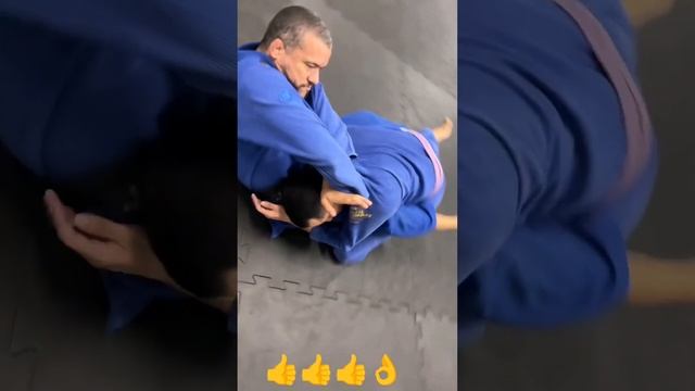 Удушающий отворотом смотреть всем! #shortsvideo #боевоесамбо #мма #самбо #техника #mma #джиуджитсу смотреть онлайн