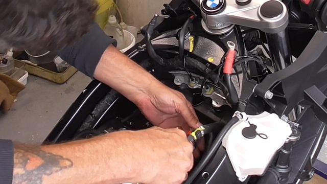 BMW F800GT [2014-] SPARKPLUGS CHANGE.  Motorcycle Maintenance Made Easy The Old Mechanic ??---?